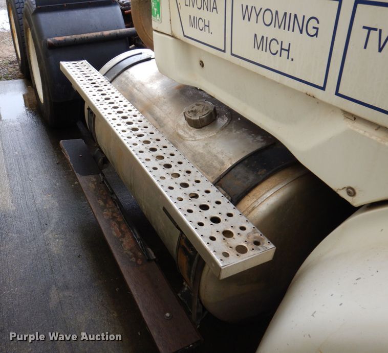 image for item JL9901 2005 Sterling A9500 semi truck