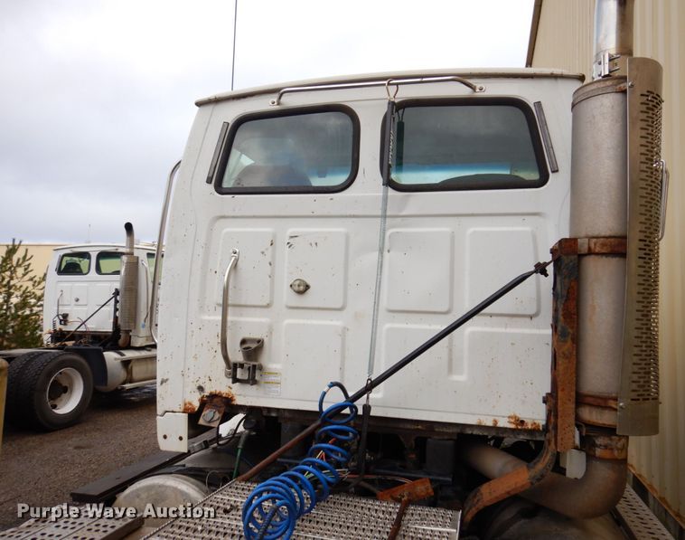 image for item JL9901 2005 Sterling A9500 semi truck