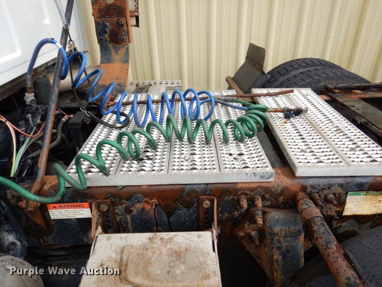 image for item JL9901 2005 Sterling A9500 semi truck