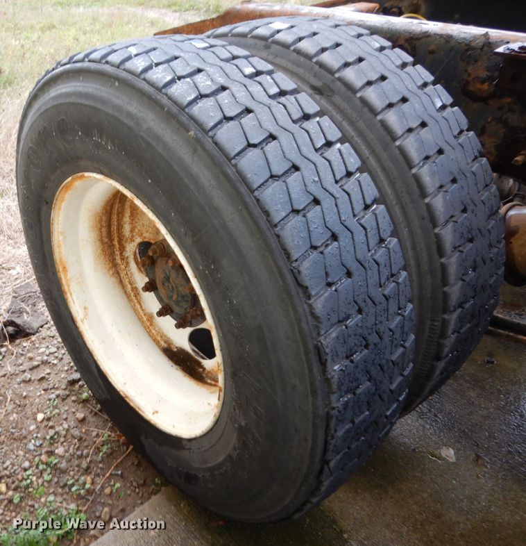 image for item JL9901 2005 Sterling A9500 semi truck