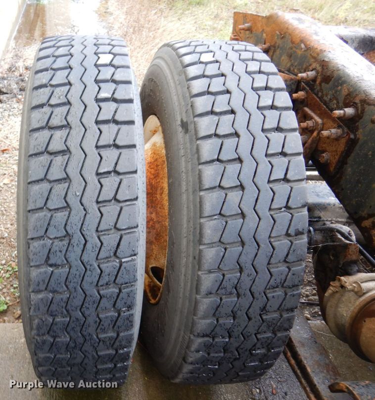 image for item JL9901 2005 Sterling A9500 semi truck