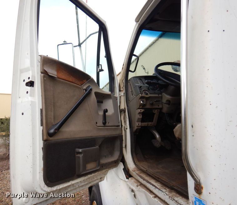 image for item JL9902 2006 Sterling A9500 truck cab and chassis