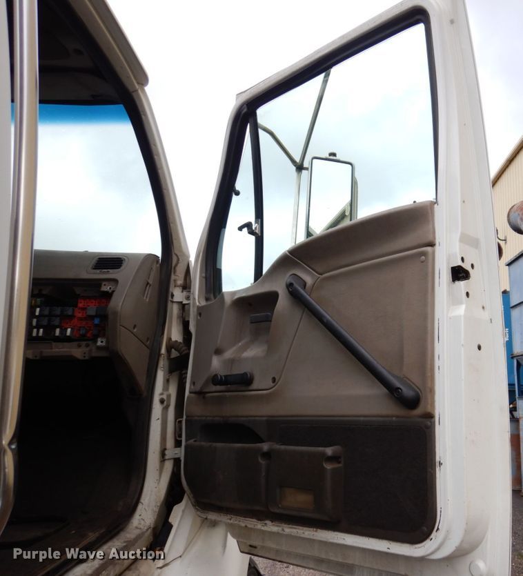 image for item JL9902 2006 Sterling A9500 truck cab and chassis