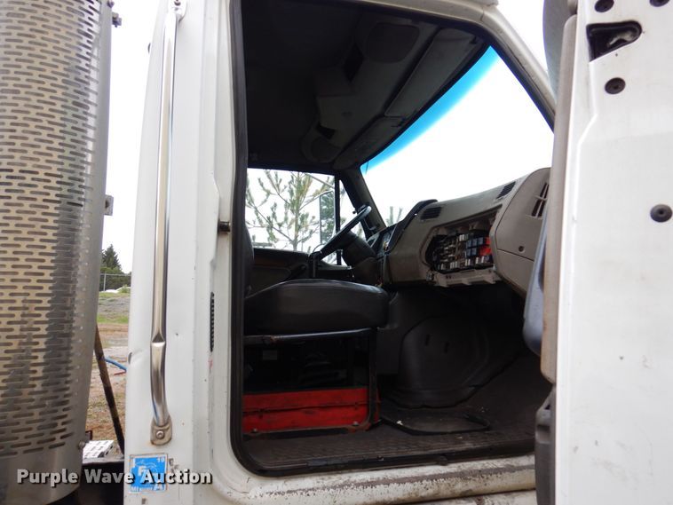 image for item JL9902 2006 Sterling A9500 truck cab and chassis