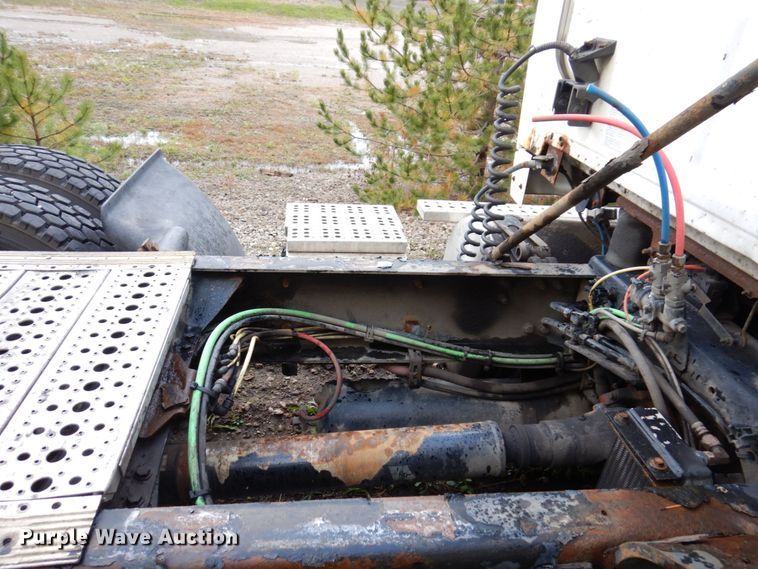 image for item JL9902 2006 Sterling A9500 truck cab and chassis