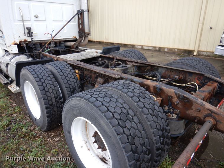 image for item JL9902 2006 Sterling A9500 truck cab and chassis