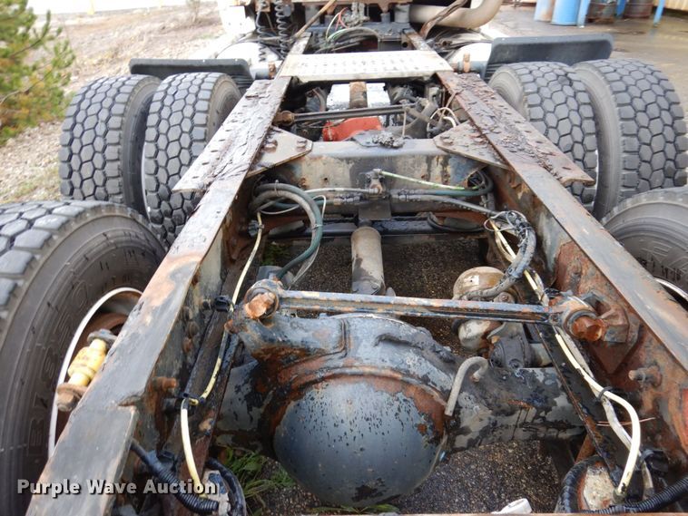 image for item JL9902 2006 Sterling A9500 truck cab and chassis