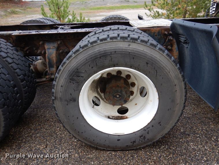 image for item JL9902 2006 Sterling A9500 truck cab and chassis