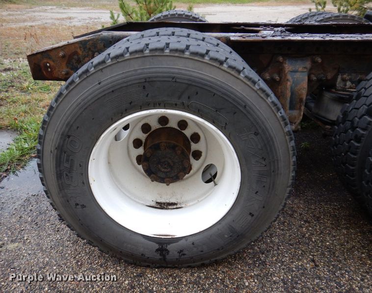 image for item JL9902 2006 Sterling A9500 truck cab and chassis