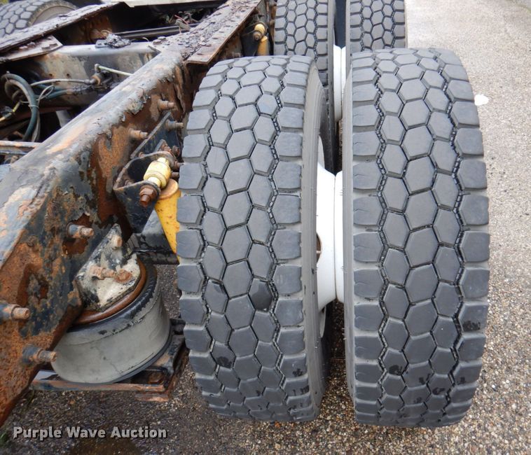 image for item JL9902 2006 Sterling A9500 truck cab and chassis