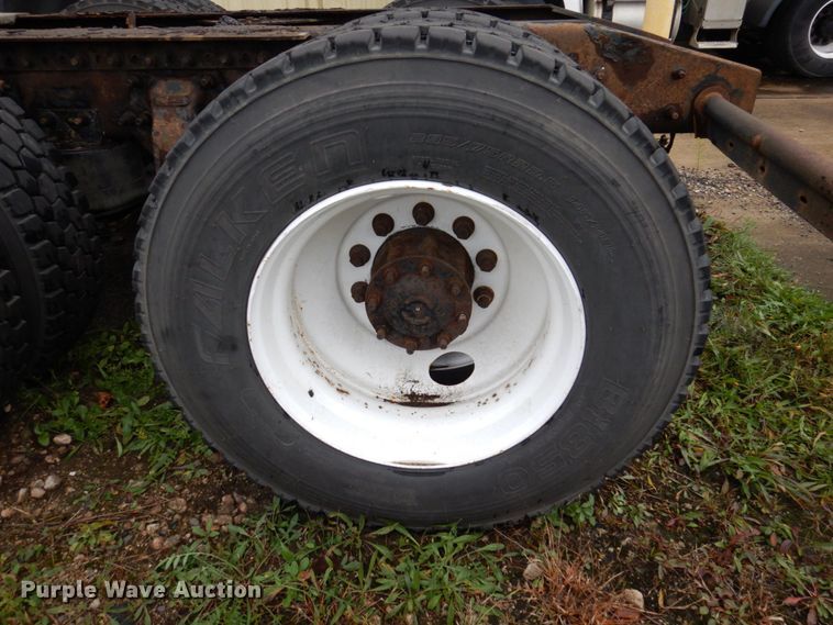 image for item JL9902 2006 Sterling A9500 truck cab and chassis