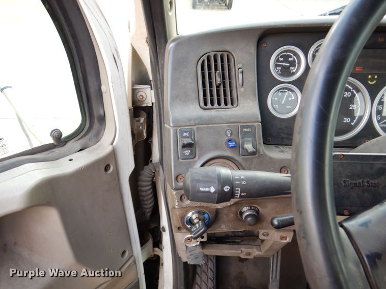 image for item JL9904 2007 Sterling A9500 semi truck