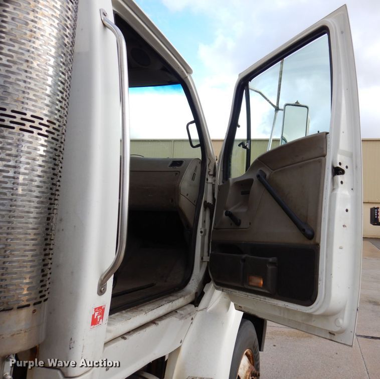 image for item JL9904 2007 Sterling A9500 semi truck