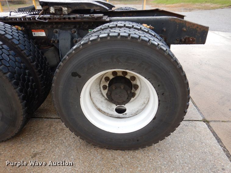 image for item JL9904 2007 Sterling A9500 semi truck