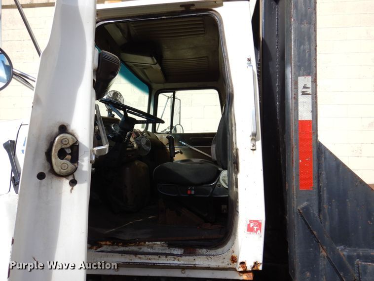 image for item JL9905 1994 Ford LNT8000 flatbed truck