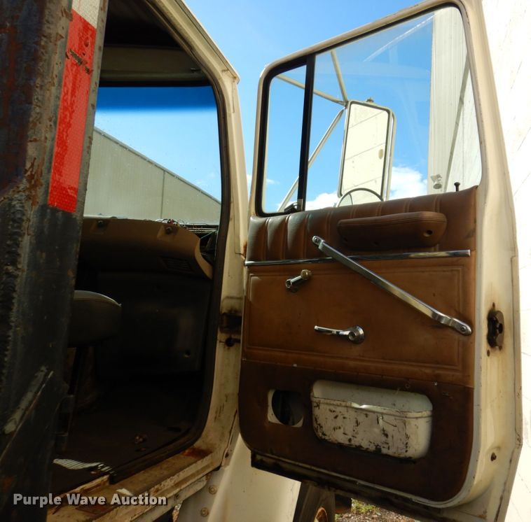 image for item JL9905 1994 Ford LNT8000 flatbed truck