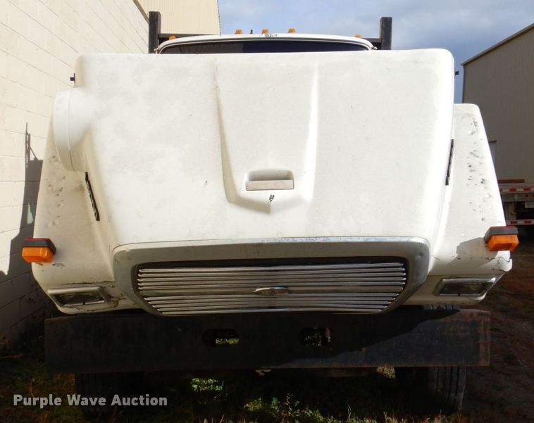 image for item JL9905 1994 Ford LNT8000 flatbed truck