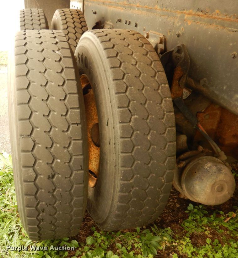 image for item JL9905 1994 Ford LNT8000 flatbed truck