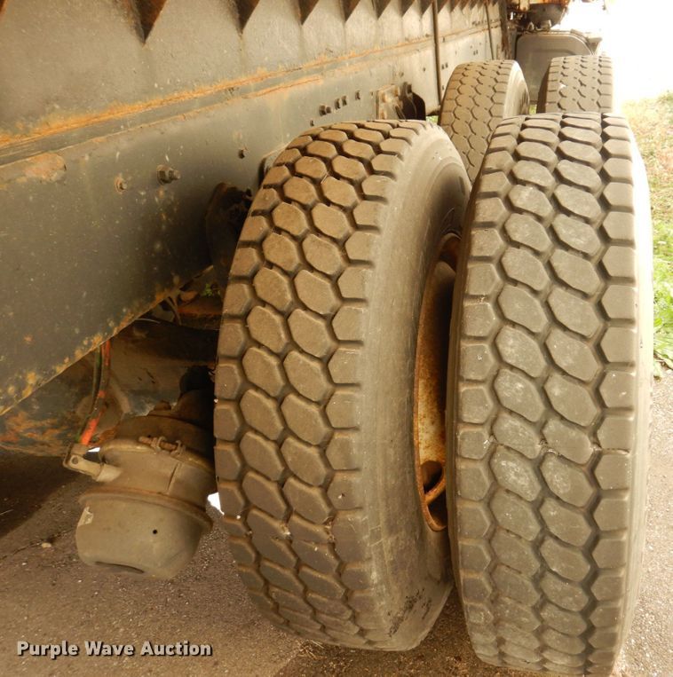 image for item JL9905 1994 Ford LNT8000 flatbed truck