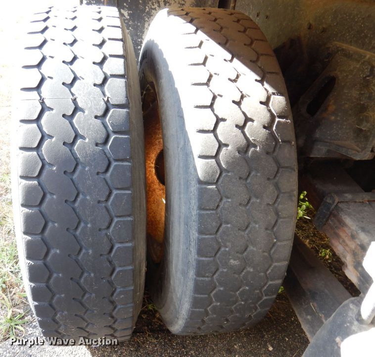 image for item JL9905 1994 Ford LNT8000 flatbed truck