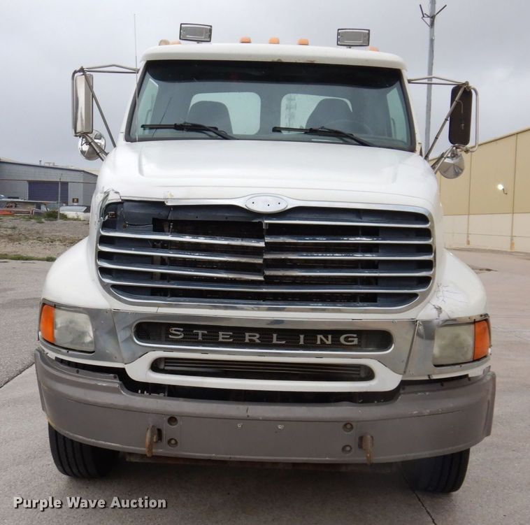 image for item JL9906 2001 Sterling A9500 semi truck