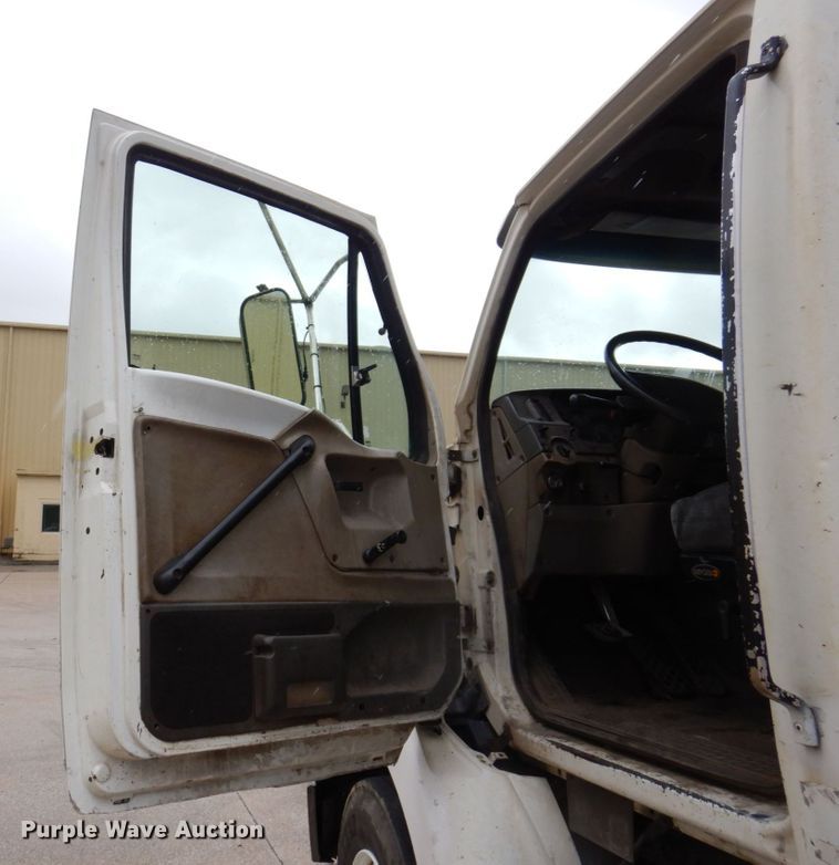 image for item JL9906 2001 Sterling A9500 semi truck