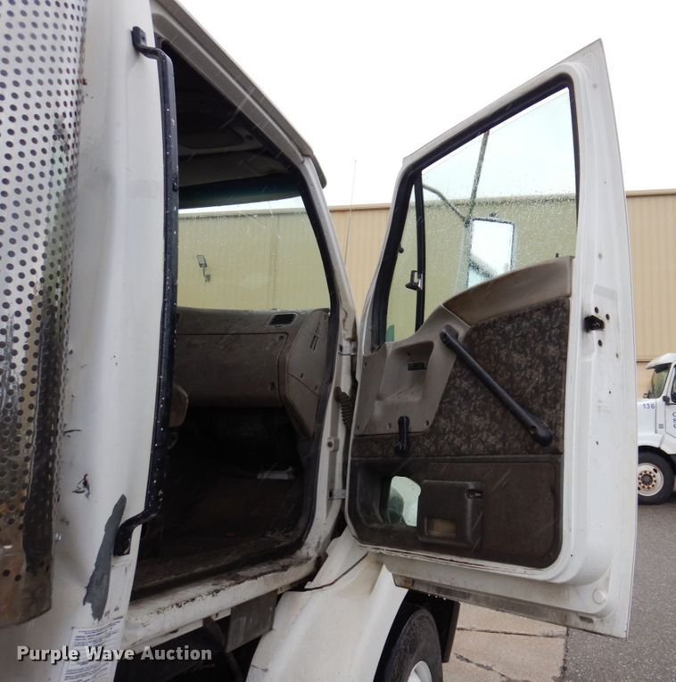 image for item JL9906 2001 Sterling A9500 semi truck