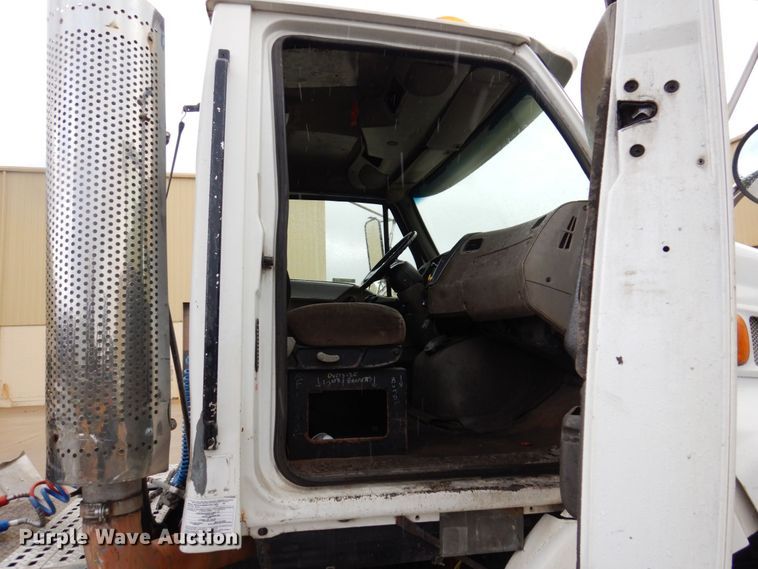 image for item JL9906 2001 Sterling A9500 semi truck