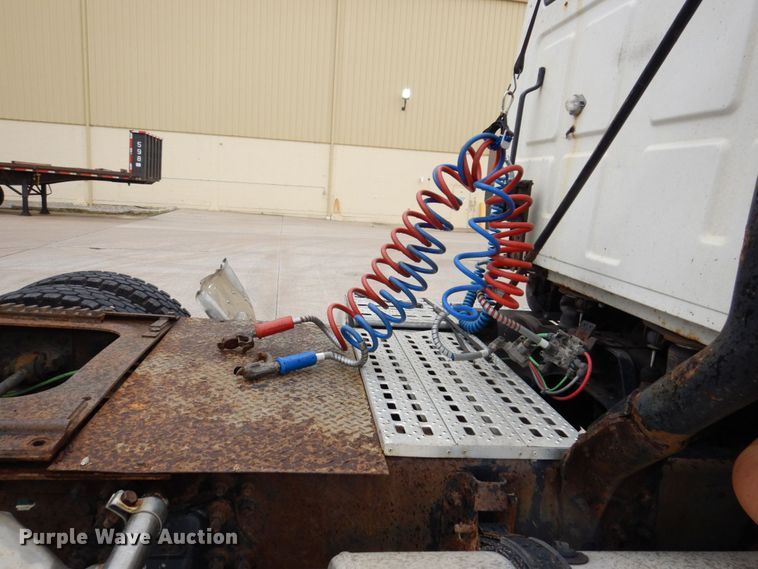 image for item JL9906 2001 Sterling A9500 semi truck