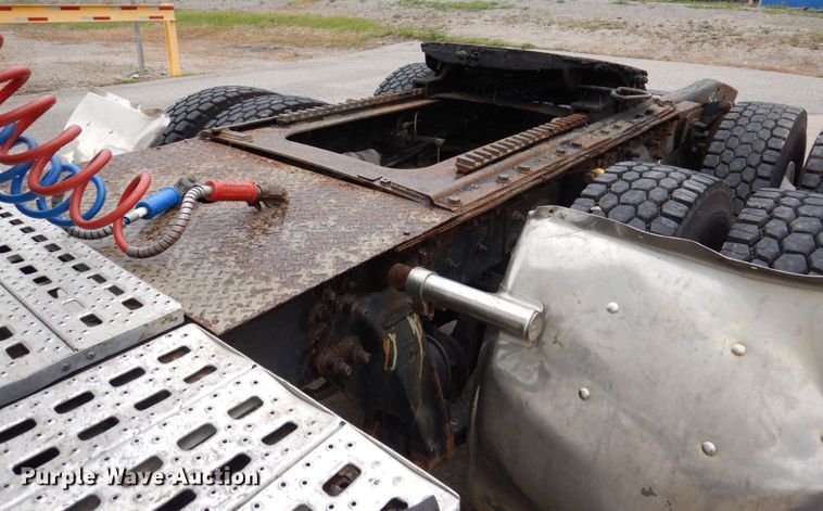 image for item JL9906 2001 Sterling A9500 semi truck