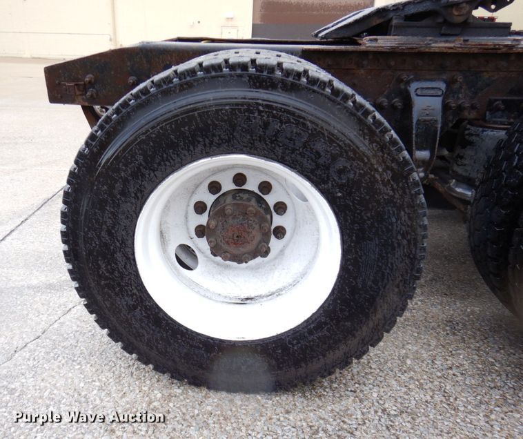 image for item JL9906 2001 Sterling A9500 semi truck