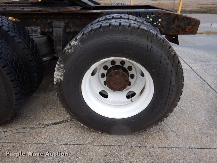 image for item JL9906 2001 Sterling A9500 semi truck