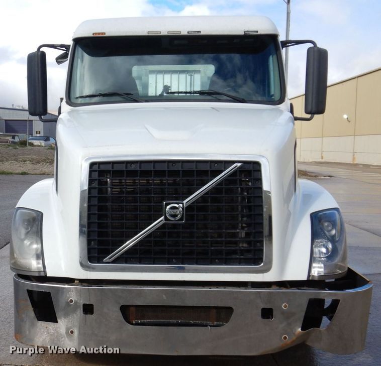image for item JL9907 2011 Volvo VNL semi truck