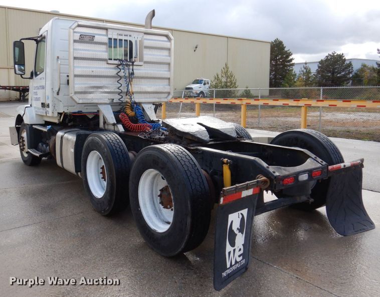 image for item JL9907 2011 Volvo VNL semi truck