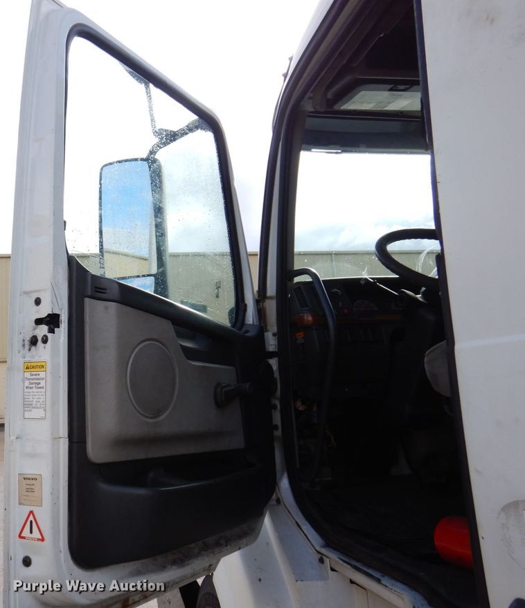 image for item JL9907 2011 Volvo VNL semi truck