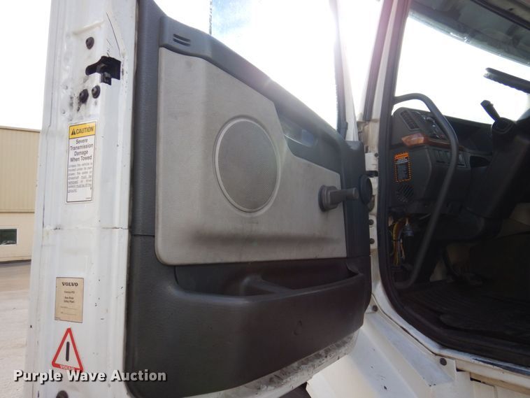 image for item JL9907 2011 Volvo VNL semi truck