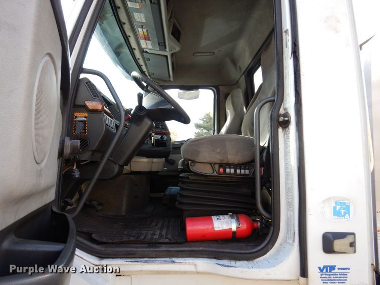 image for item JL9907 2011 Volvo VNL semi truck