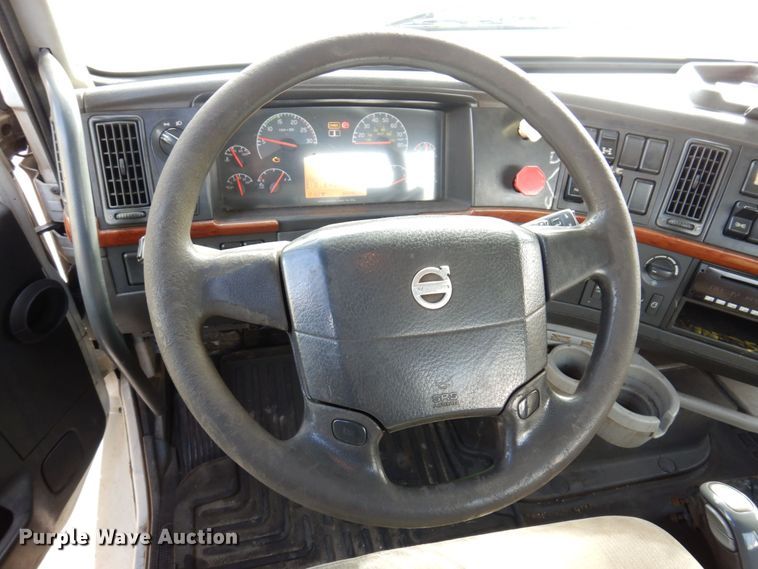 image for item JL9907 2011 Volvo VNL semi truck