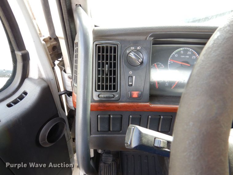 image for item JL9907 2011 Volvo VNL semi truck