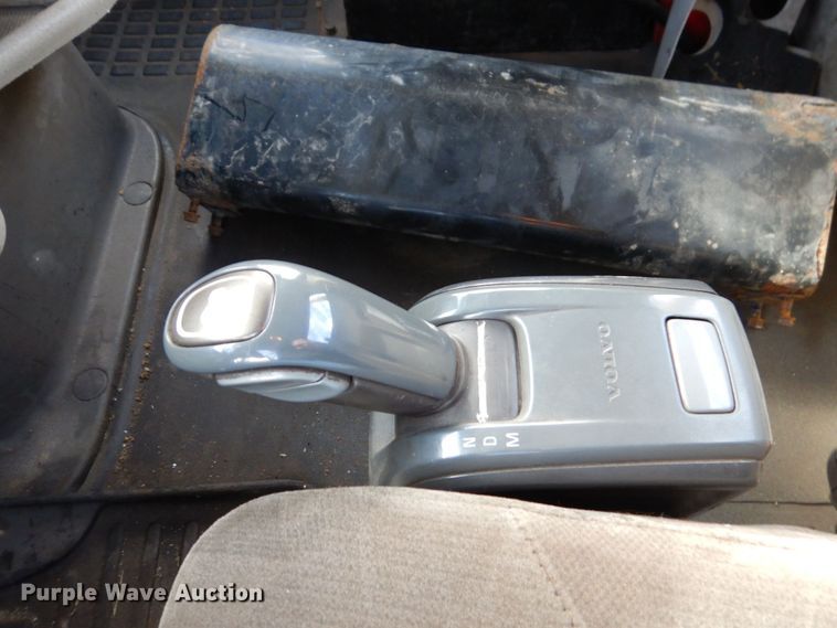 image for item JL9907 2011 Volvo VNL semi truck