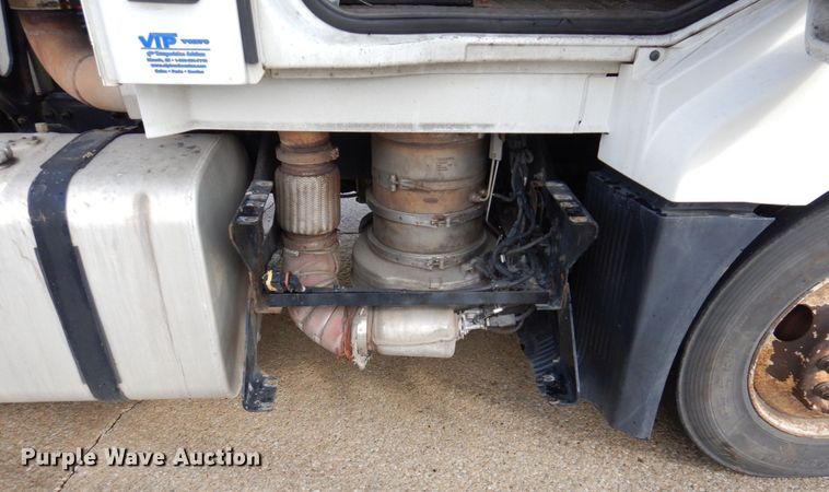 image for item JL9907 2011 Volvo VNL semi truck