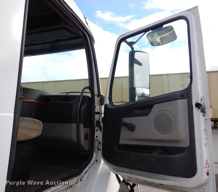 image for item JL9907 2011 Volvo VNL semi truck