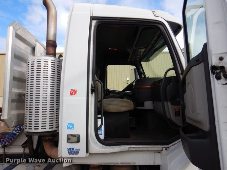 image for item JL9907 2011 Volvo VNL semi truck