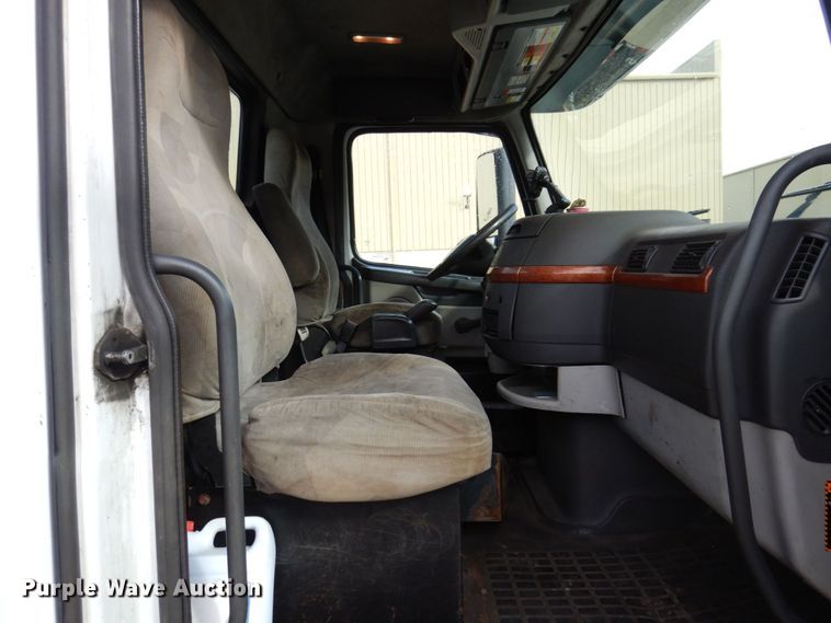 image for item JL9907 2011 Volvo VNL semi truck