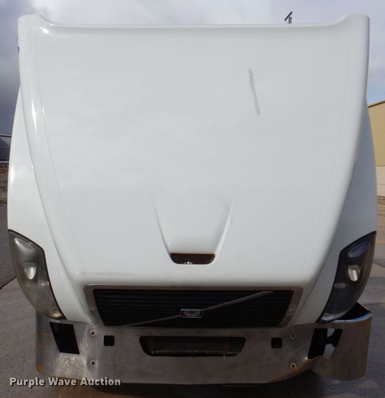 image for item JL9907 2011 Volvo VNL semi truck