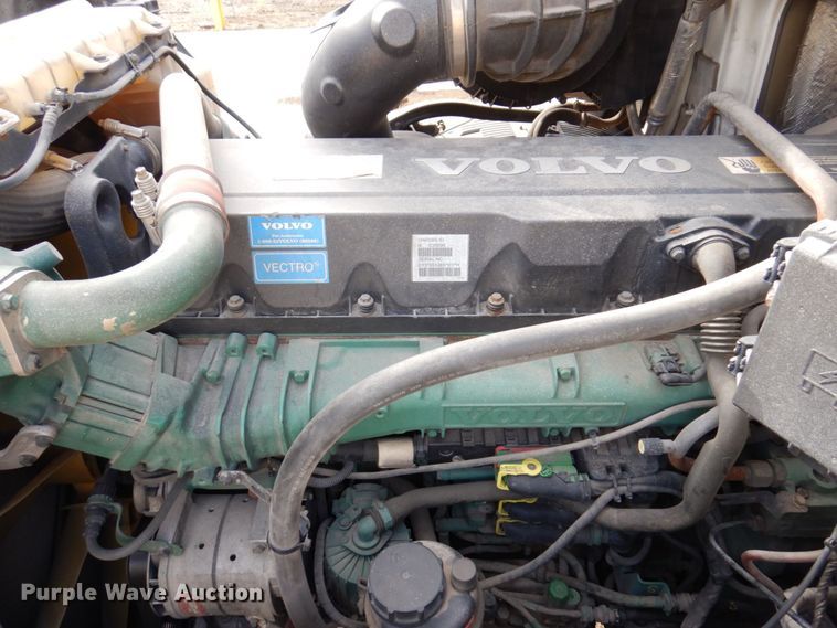 image for item JL9907 2011 Volvo VNL semi truck