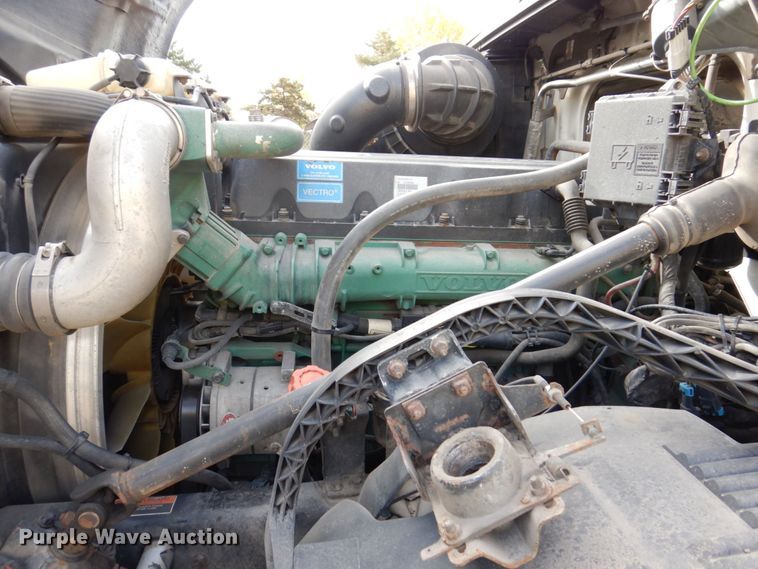 image for item JL9907 2011 Volvo VNL semi truck