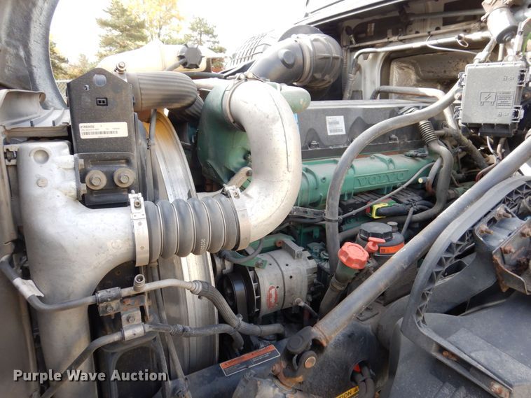 image for item JL9907 2011 Volvo VNL semi truck