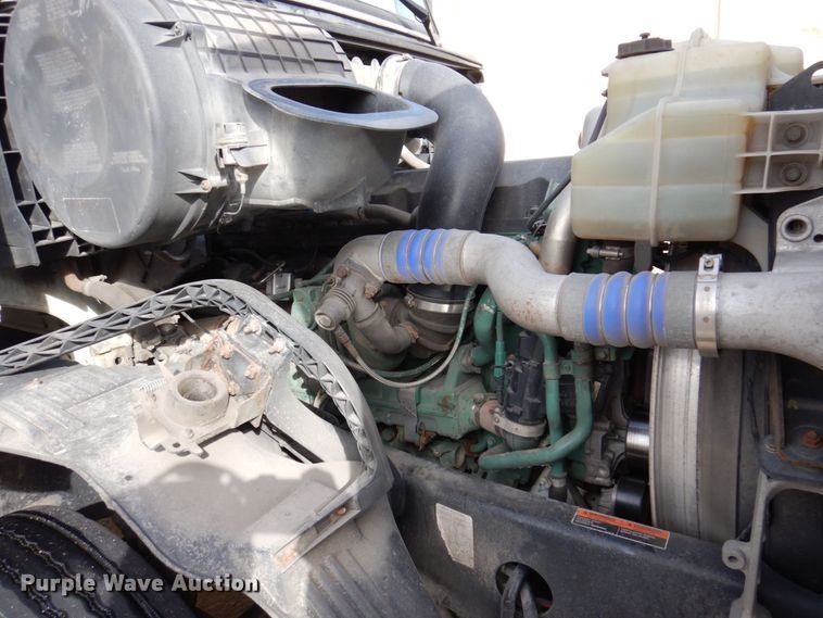 image for item JL9907 2011 Volvo VNL semi truck