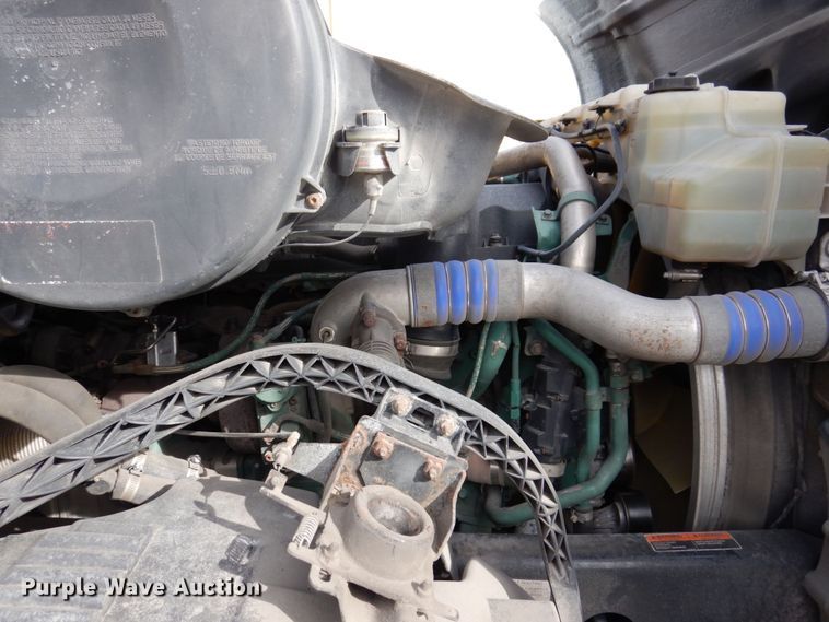 image for item JL9907 2011 Volvo VNL semi truck